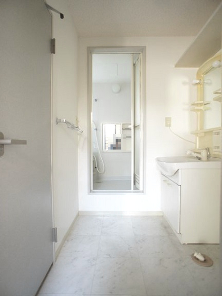 洗面設備　洗髪洗面化粧台と洗濯機置き場があります♪