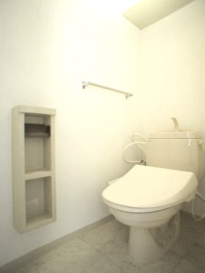 トイレ　温水洗浄暖房便座機能付きです♪