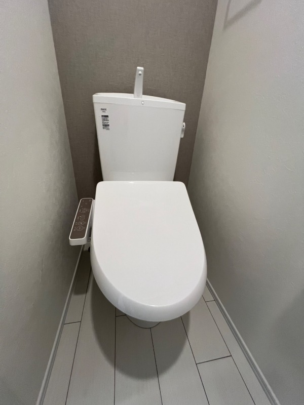 トイレ　落ち着いた色調のトイレです