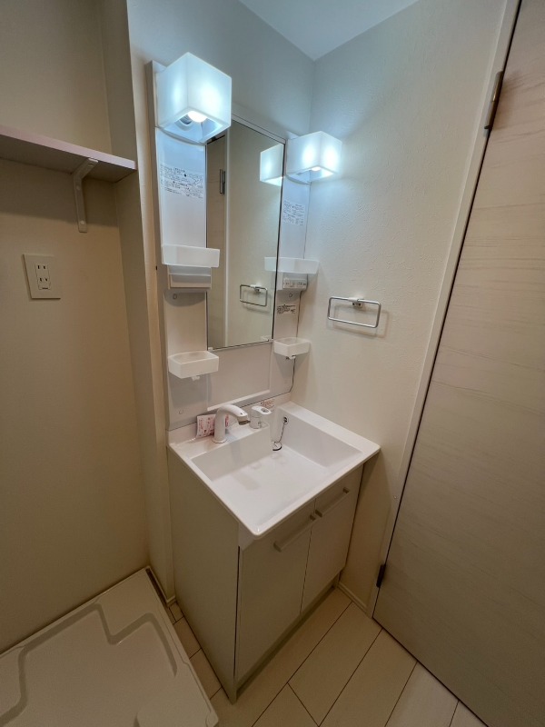 洗面設備　明るい洗面所です