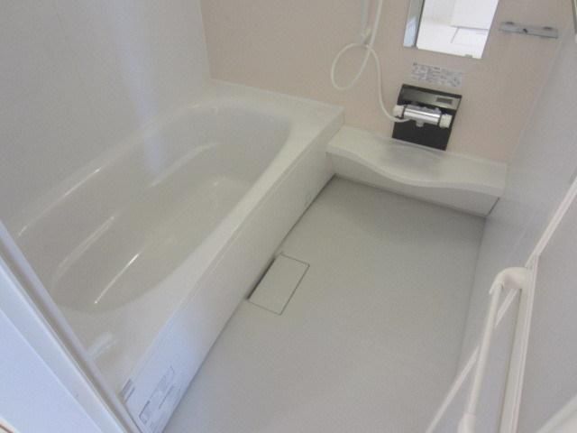 バス・シャワールーム　1坪バスで小窓つき。