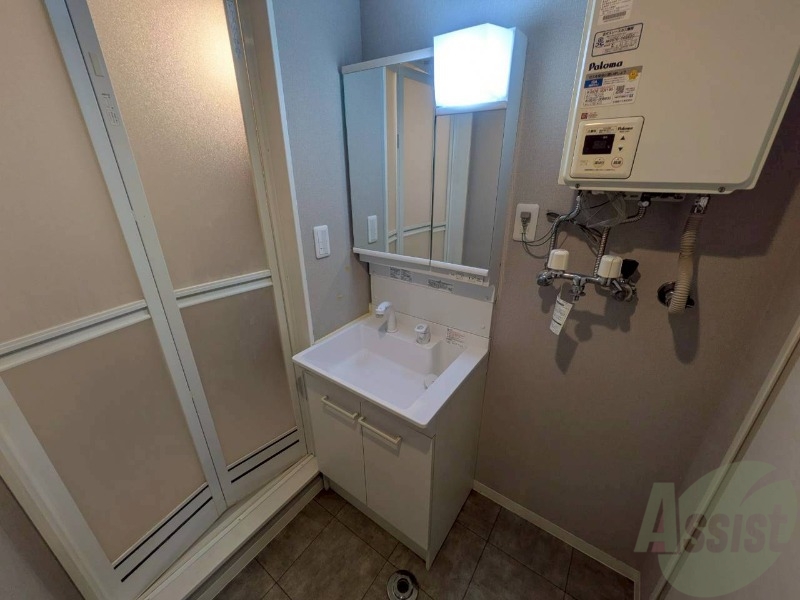 洗面設備　独立洗面台です。大きくてよいですね。シャンプーもできます。