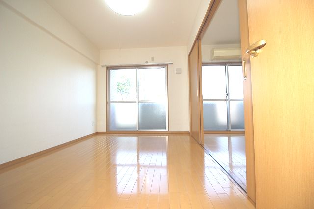 居室・リビング　落ち着いた色調の洋室です