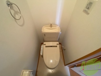 トイレ　ウォシュレット機能がついたトイレです。安心して使用できますね