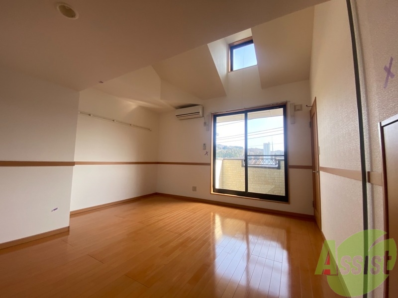 居室・リビング　リビングルームは洋室９．６帖南向きで日当たり良好。