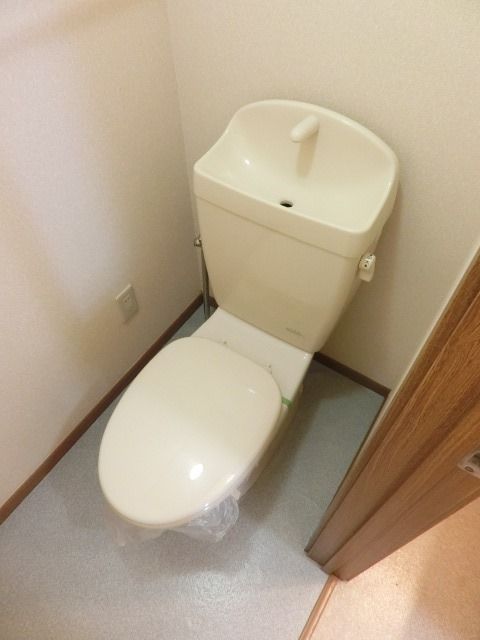 トイレ　トイレはシンプルですね。