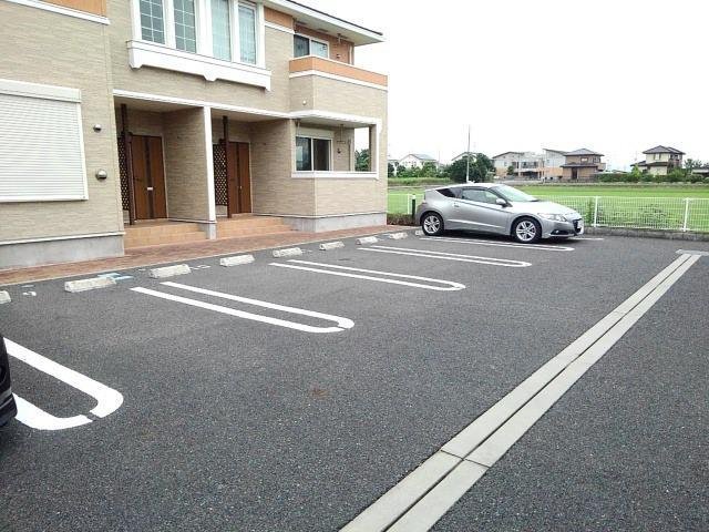 駐車場　駐車場があるので、車を買う予定の方も安心です