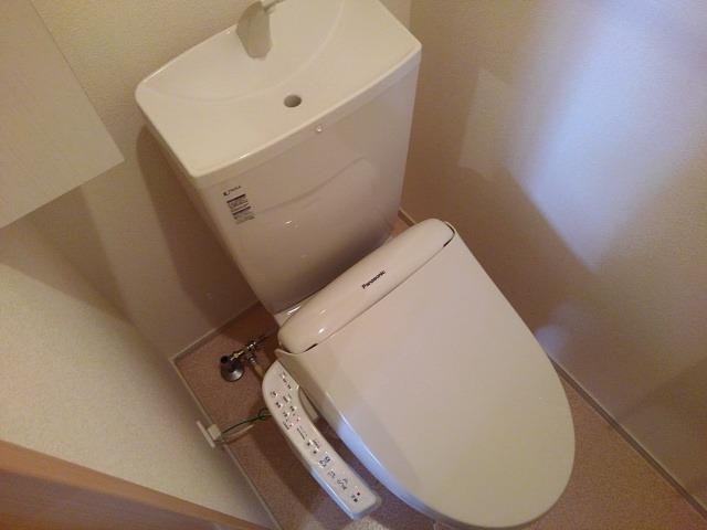 トイレ　落ち着いた色調のトイレです