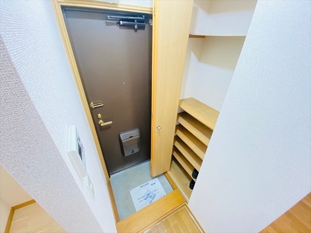玄関　同一建物２０２号室の内装写真掲載
