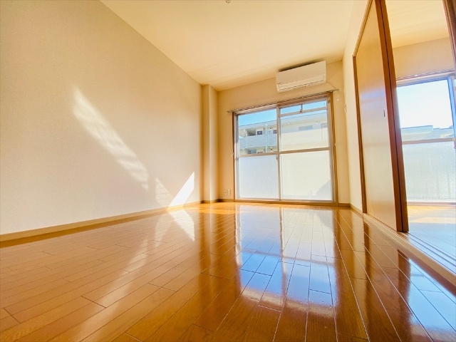 居室・リビング　同一建物２０２号室の内装写真掲載