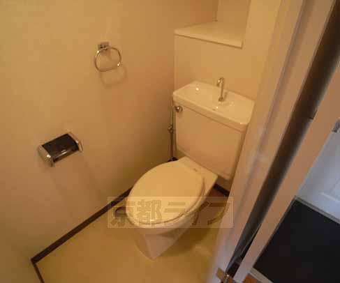 トイレ　タオル掛けもあって便利ですね。