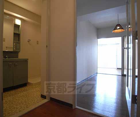 その他部屋・スペース　脱衣所からリビングにかけて。