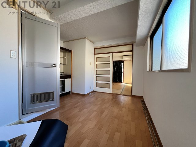 居室・リビング　床色が明るい色合いで、とてもきれいです。