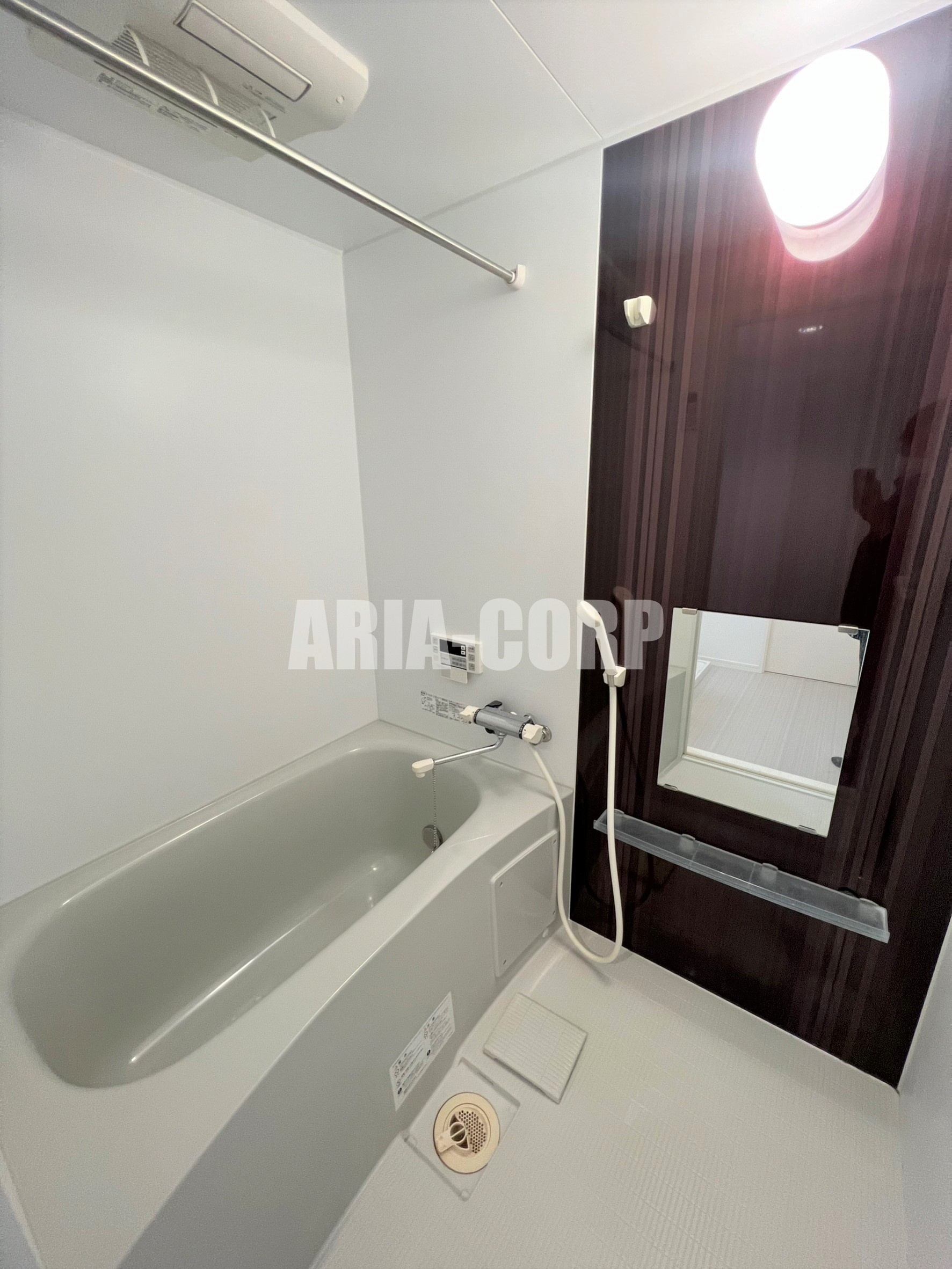 バス・シャワールーム　追焚き浴室乾燥機能付。カラーパネル採用でお洒落なバスルーム。