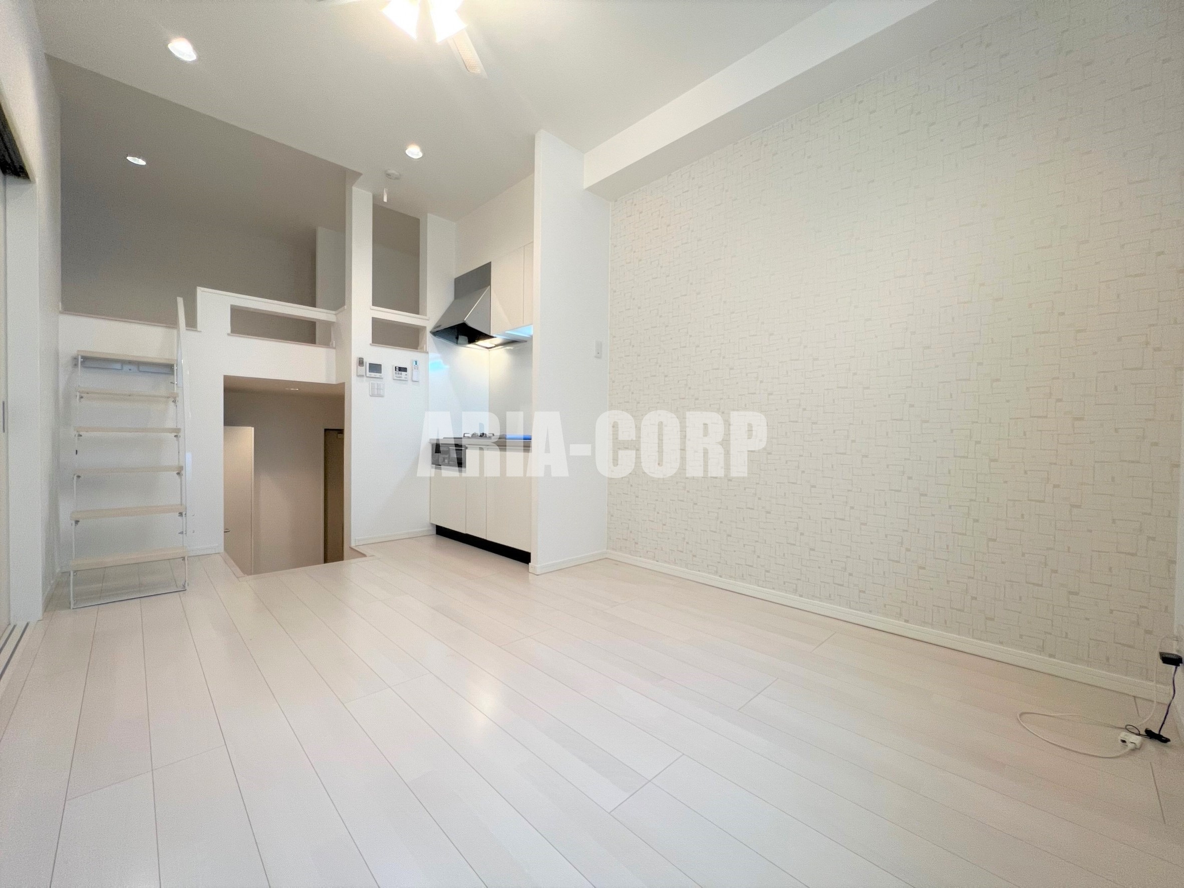 居室・リビング　天井高のある開放的な空間！白を基調としたきれいな室内です♪