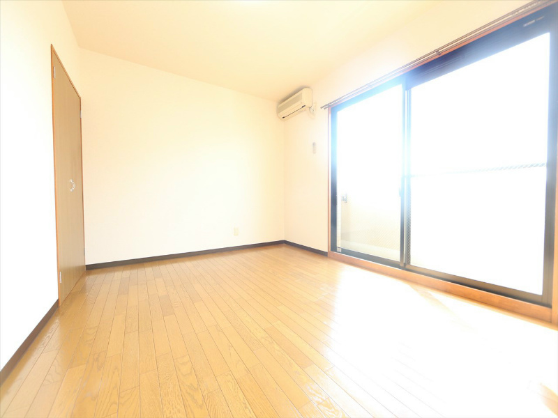 居室・リビング　洋室8帖　エアコン完備　バルコニー