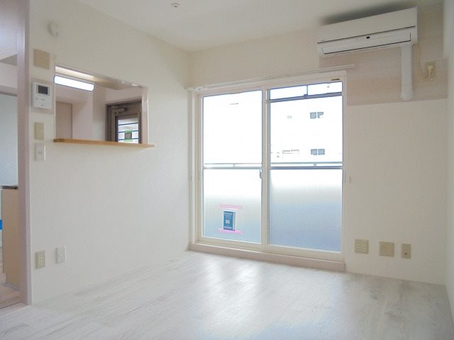 居室・リビング　写真は212号室です。(参考)