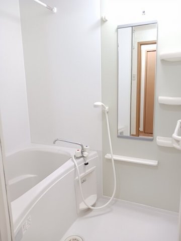バス・シャワールーム　コンパクトで使いやすいお風呂です