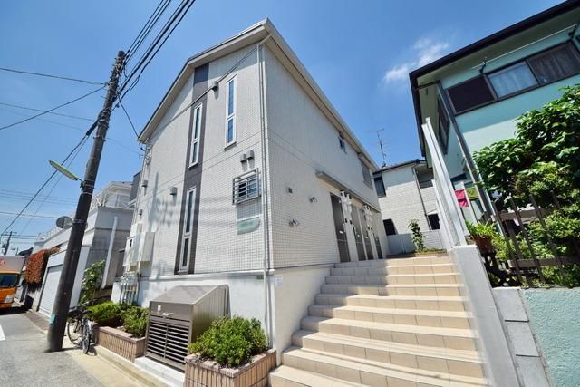 建物外観　★千歳船橋駅徒歩５分・買い物や通勤に便利な立地★