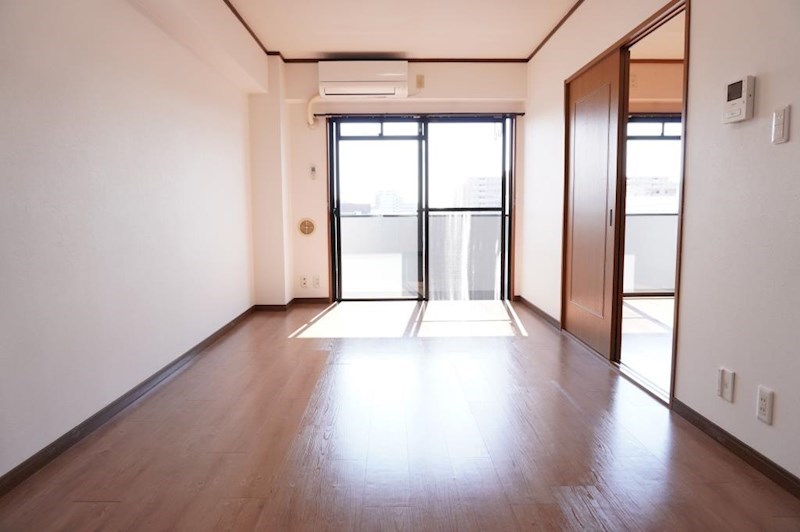 居室・リビング　バルコニーに面した明るいリビング