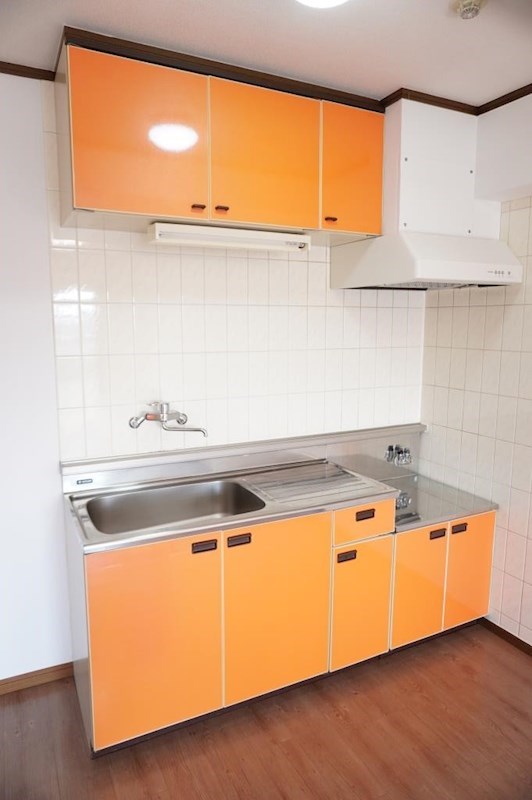 キッチン　収納キャビネットたっぷりのキッチン