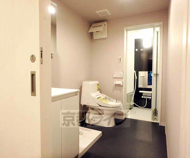 洗面設備　ヨーロピアンスタイルのレストルーム。