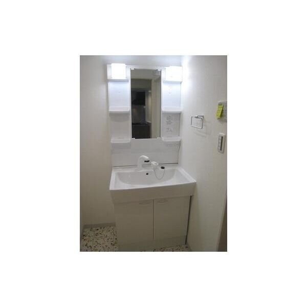 洗面設備　朝に便利な独立洗面台完備です。