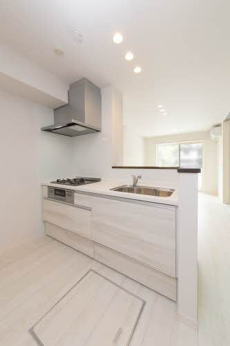 キッチン　ガスコンロ３口ついたシステムカウンターキッチンです。