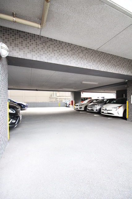 駐車場　屋根付駐車場もございます♪