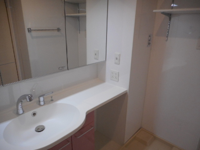 洗面設備　大型洗髪洗面化粧台（三面鏡付き）