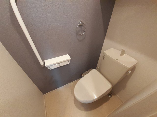トイレ　落ち着いた色調のトイレです