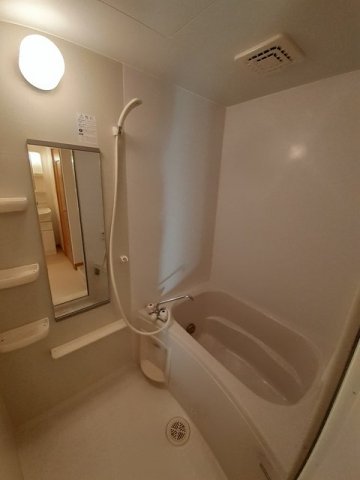 バス・シャワールーム　コンパクトで使いやすいお風呂です