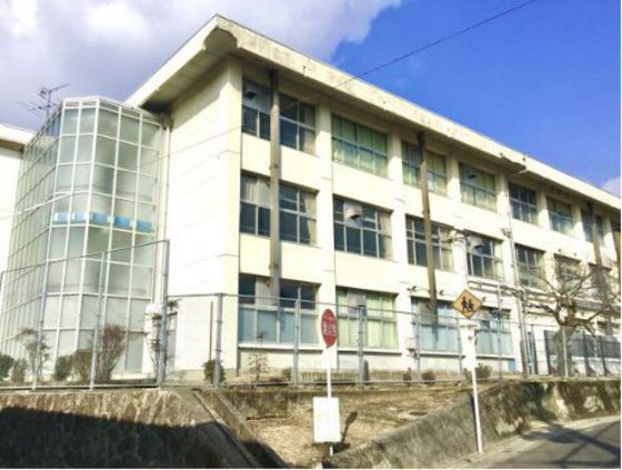 中学校　廿日市市立七尾中学校（中学校）まで850m