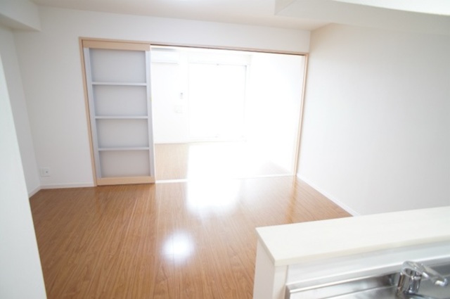 居室・リビング　全面フローリングの洋室