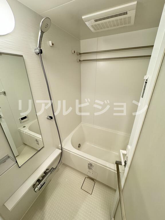 バス・シャワールーム　奇数偶数階で色味が異なります。