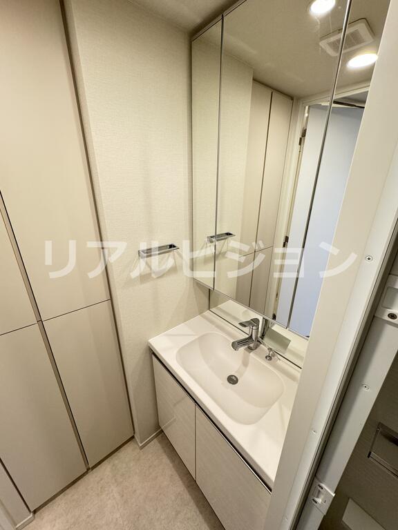 洗面設備　奇数偶数階で色味が異なります。