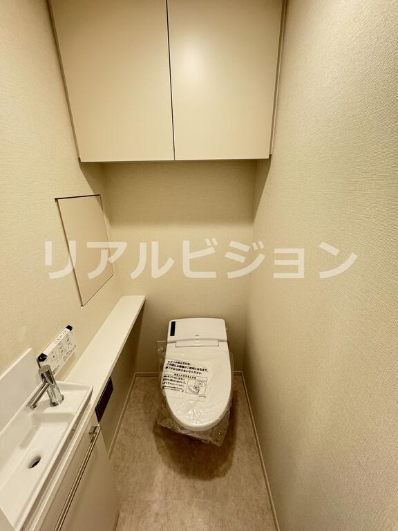 トイレ　奇数偶数階で色味が異なります。