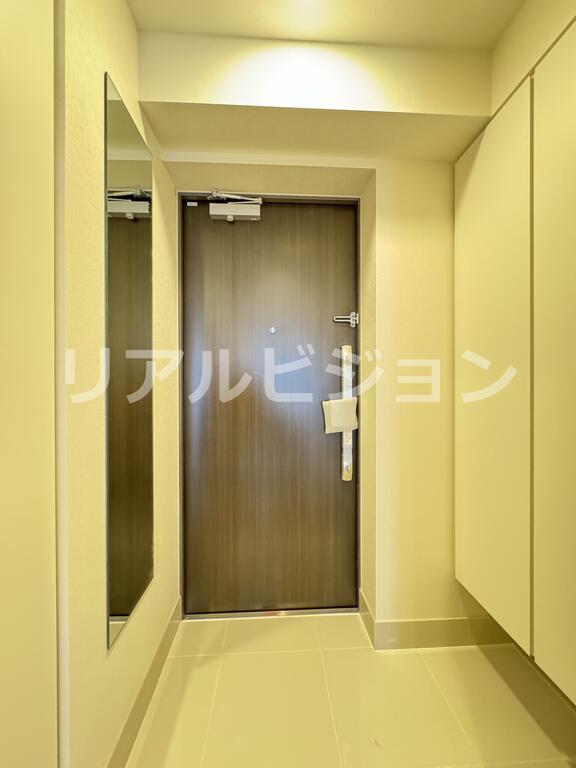 玄関　奇数偶数階で色味が異なります。