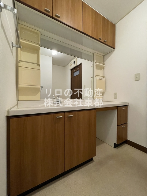 洗面設備　ワイドな鏡を備えた独立洗面台。収納も豊富です♪