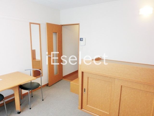 その他部屋・スペース　折り畳み式のテーブルと椅子もございます