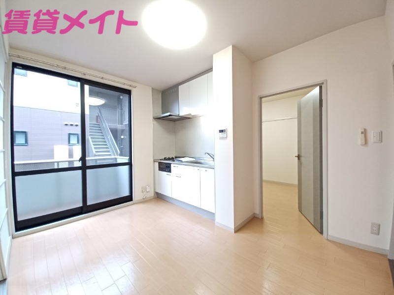 居室・リビング　同物件別室写真