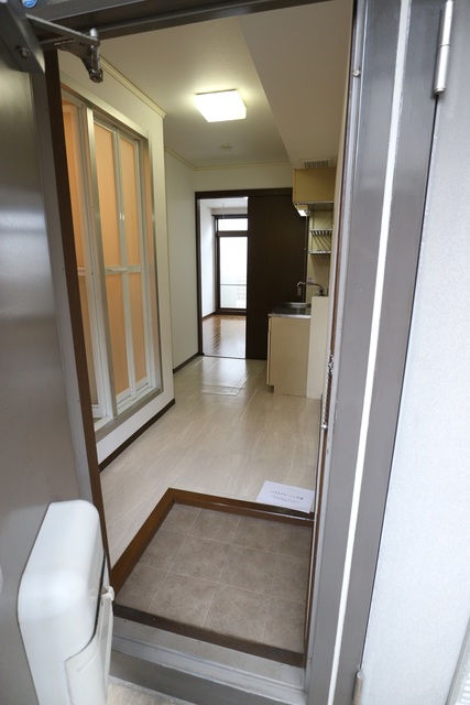 玄関　※写真は他号室です