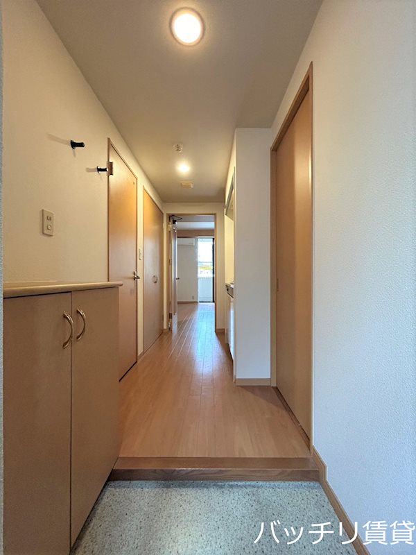 玄関　別号室写真の為、現況を優先致します。