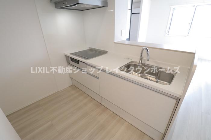 キッチン　3口グリル付ＩＨ対面式システムキッチンです。