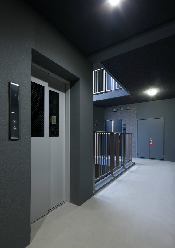 その他共有部分　エレベーター降りてお部屋までの廊下です。