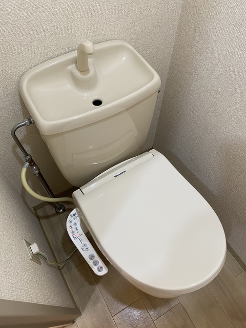 トイレ　シャワートイレ付き