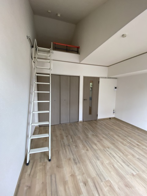 居室・リビング　ロフト付きで収納も安心