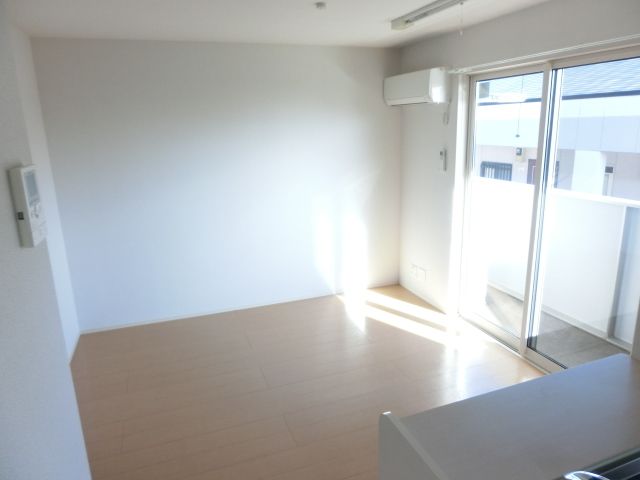 居室・リビング　エアコン完備、明るいリビングです