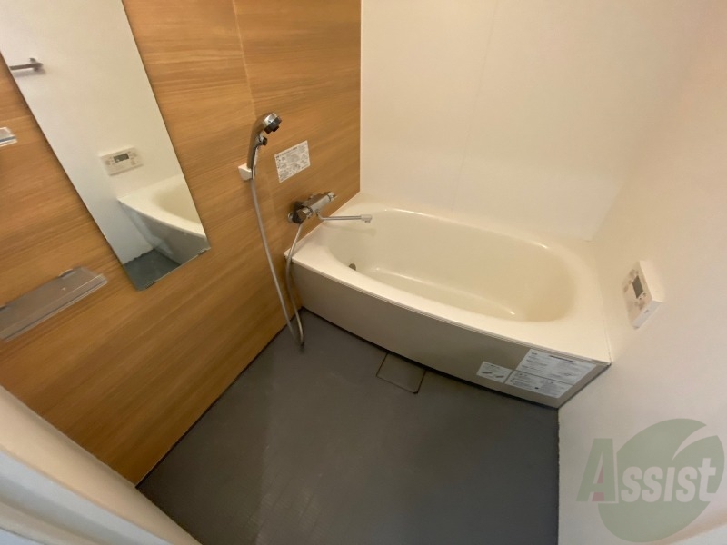 バス・シャワールーム　広々したバスです。疲れを癒すのに欠かせませんね！