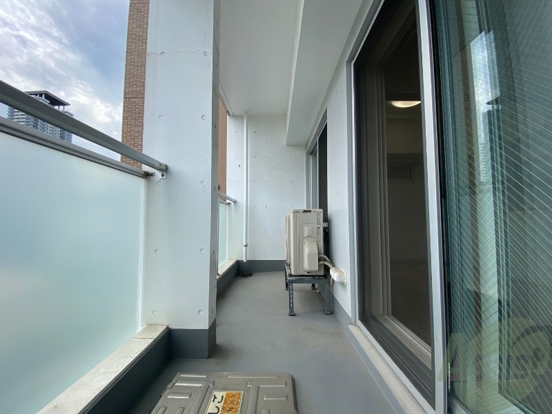 バルコニー　バルコニーは幅があり、広い印象を受けました。